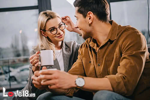 Bật đèn xanh là gì? Nhận diện 17 tín hiệu "xanh" từ người ấy 4 cô gái ra tín hiệu bật đèn xanh là gì